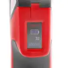 Kit Tesoura e Mini-Motosserra portátil (2 em 1) c/ Bateria e Carregador