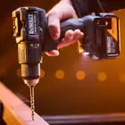 Kit XR 18V DeWalt x McLaren - Berbequim Percussão + Aparafusadora de Impacto DCK2222MP2T - Kit XR 18V DeWalt x McLaren - Berbequim Percussão + Aparafusadora de Impacto DCK2222MP2T