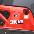 Mini Giratória Donker´s DK18-2 Premium c/ Cabine, 2 Velocidades, Joysticks e Motor Kubota 14 HP - Mini Giratória Donker´s DK18-2 Premium