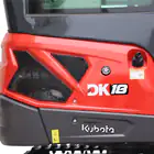 Mini Giratória Donker´s DK18-2 Premium c/ Cabine, 2 Velocidades, Joysticks e Motor Kubota 14 HP - Mini Giratória Donker´s DK18-2 Premium